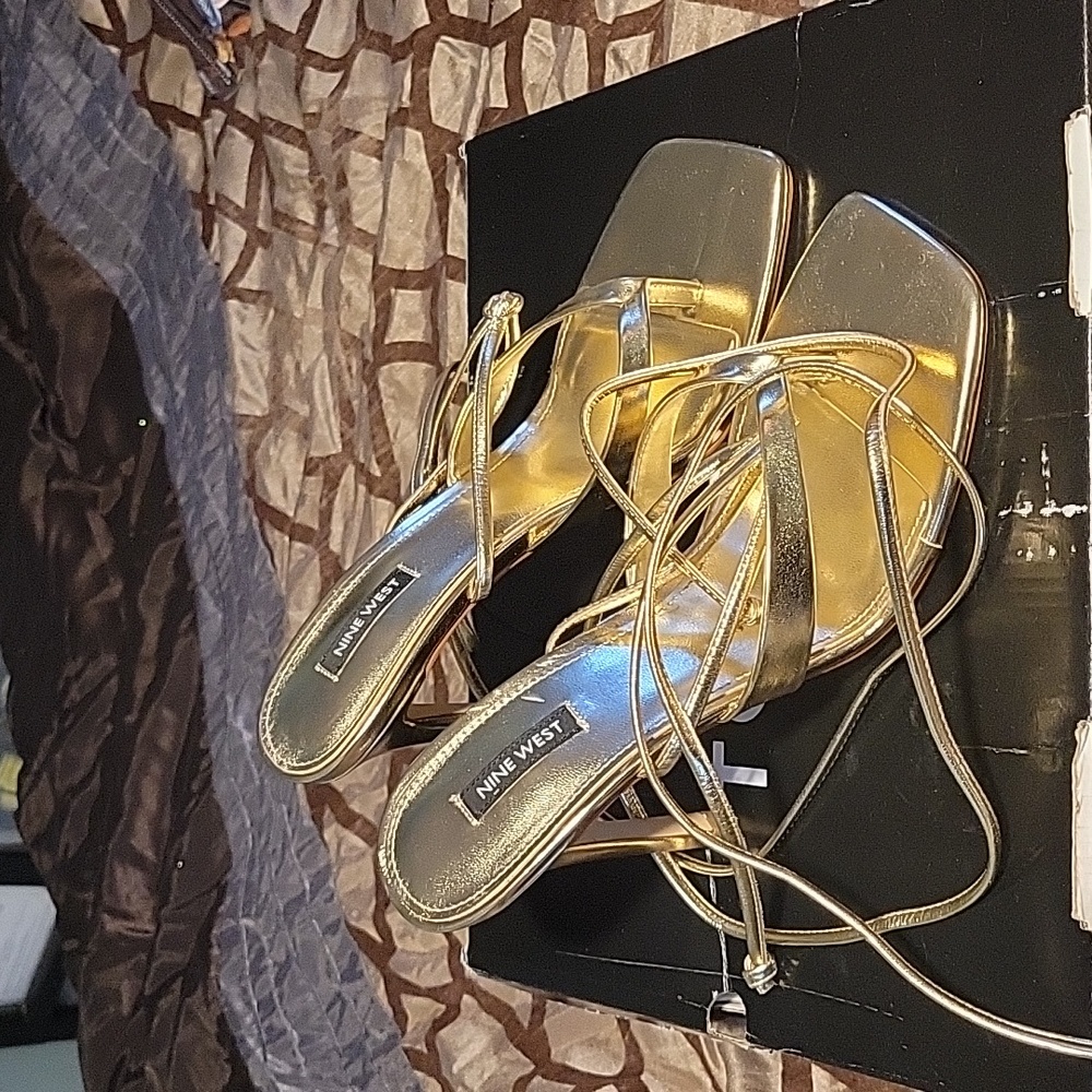 Gold Nine West Sandal.Brand New. Sz10